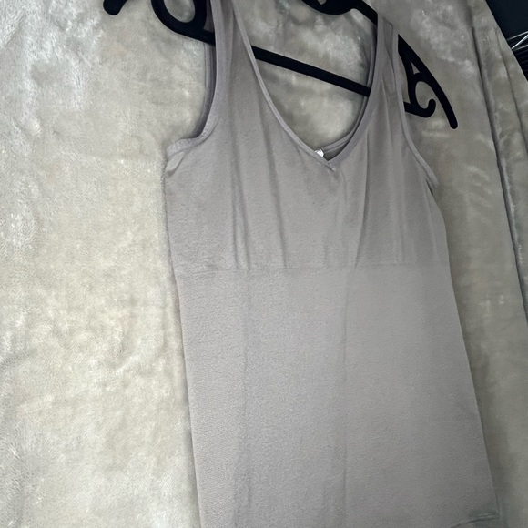 SIMPLY YUMMIE SHAPING TANK - Picture 3 of 7